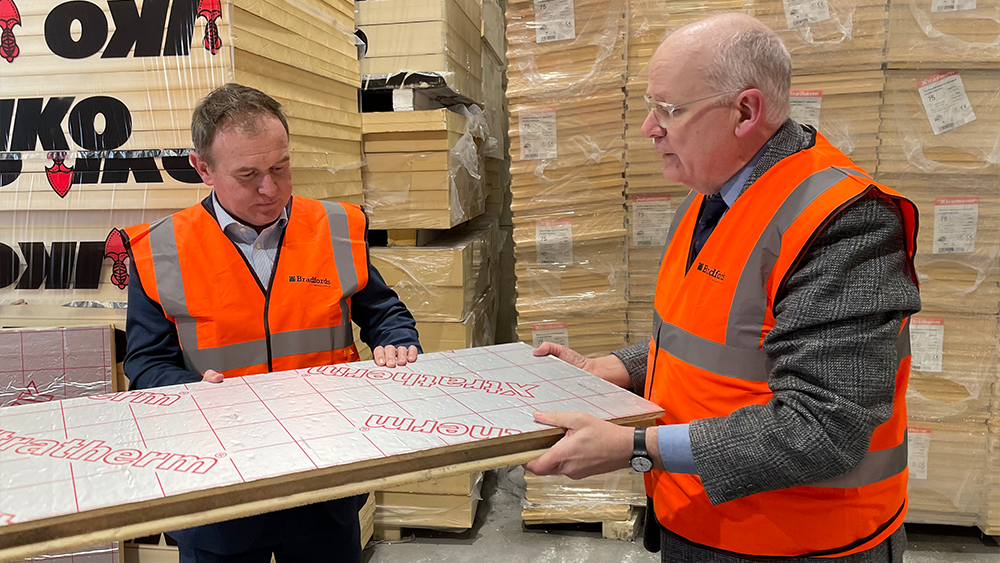 George Eustice MP and Brett Amphlett (BMF Head of Policy) looking at PIR home insulation board.